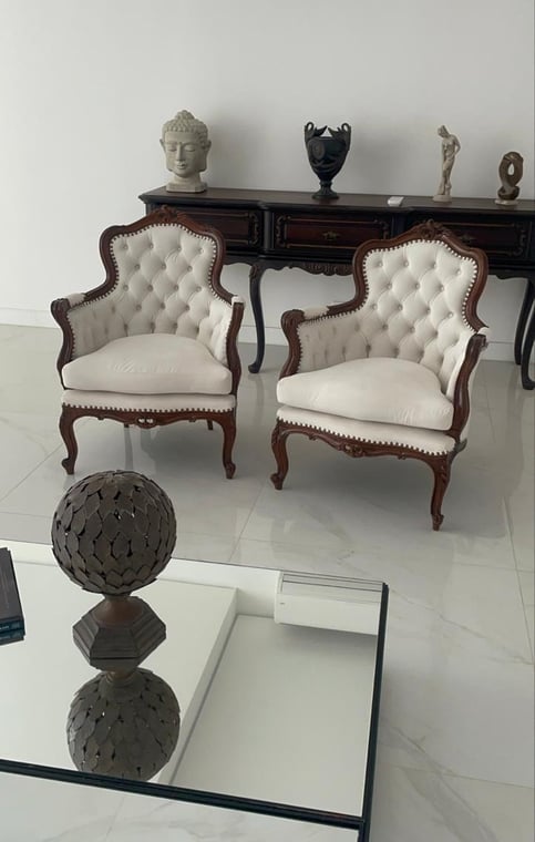 Um par de poltronas de madeira estilo clássica reformadas em linho bege claro