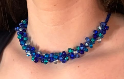 Collier aux reflets éclatants de bleus. Collier moderne en perles de verre de Murano