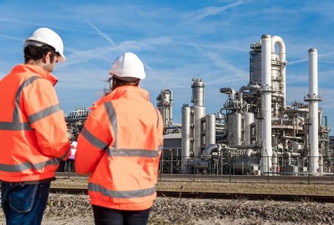 Photo de collègues devant une installation industrielle