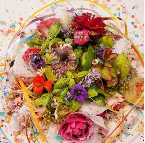 a plate of flowers on a table Despacho