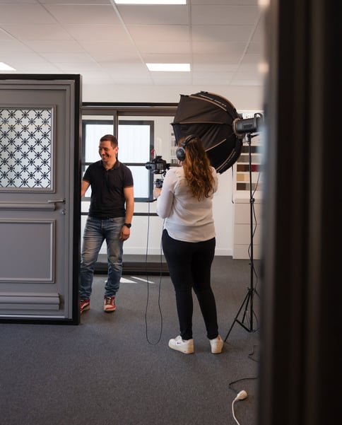 Tournage sur site de film corporate à vitré, avec vidéaste professionnelle