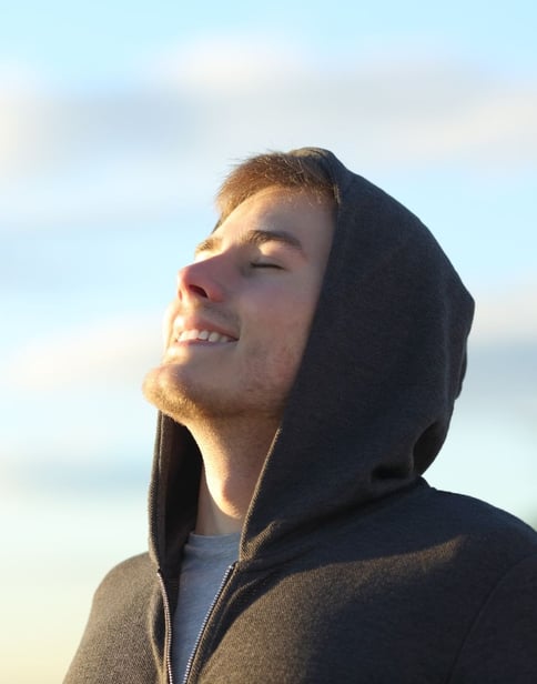 chico sonriendo que se siente libre al haber superado su adicción