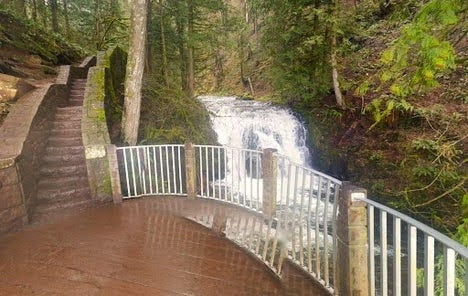 Columbia River Gorge - don't get dizzy at the Multnomah Falls viewpoint high up the mountain