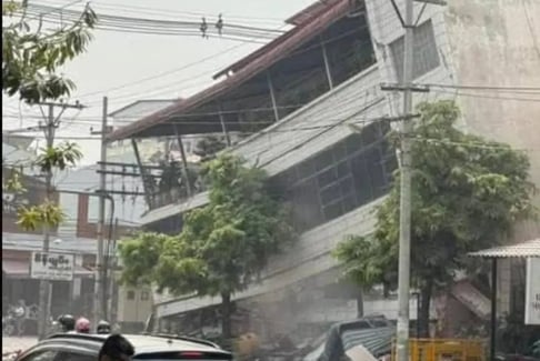 Imagem de um imóvel que caiu durante terremoto em Bangkok 