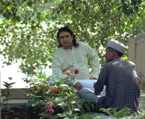 Shri Babaji parla con un uomo di Hairakhan 