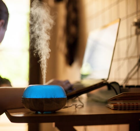 mesa de escritório com difusor de óleos essenciais