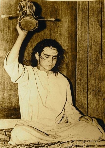 Shri Babaji suona il damru