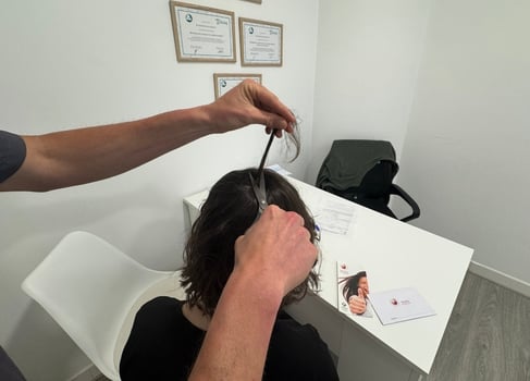 Aurelio_tomando_muestra_de_pelo_para_análisis_capilar