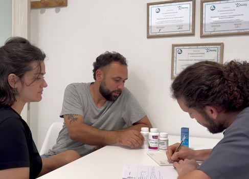 Aurelio_asesorando_a_clientes