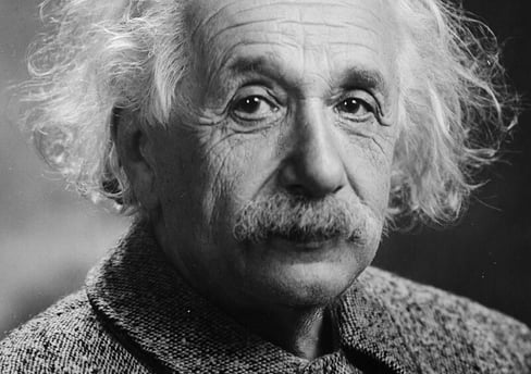 Imagen de Albert Einstein por su frase "El interés compuesto es la octava maravilla del mundo"  