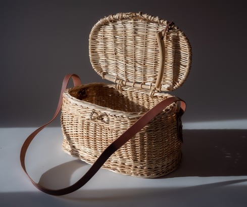 Panier de récolte en osier et anses en cuir