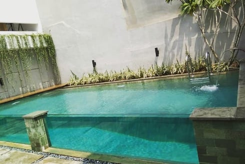 kolam renang miimalis dengan kaca temper