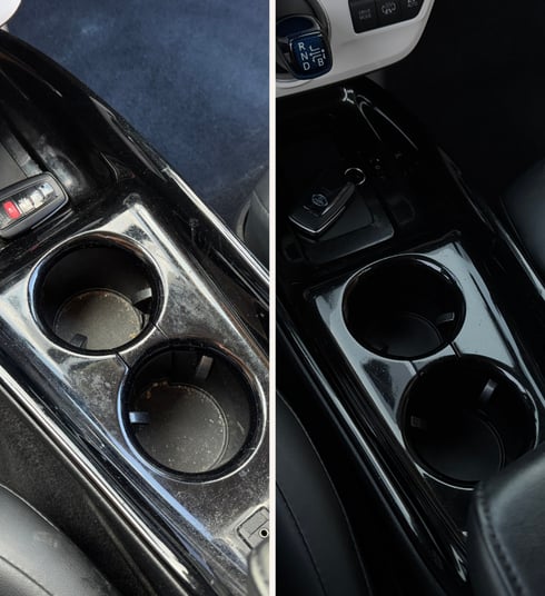 Automobilio puodelių laikiklių valymas – aiškus skirtumas prieš ir po salono valymo.