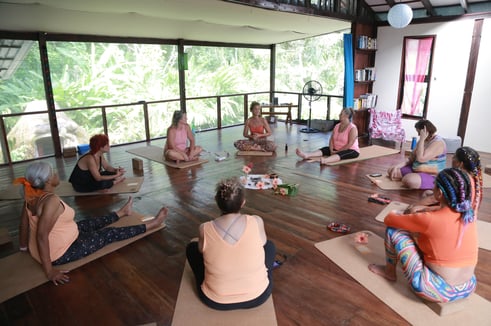 un grupo de personas sentadas en esterillas de yoga