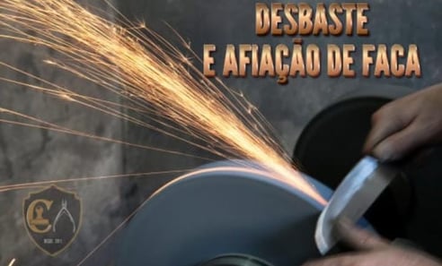 uma pessoa realizando o desbaste no cume de uma faca