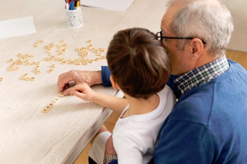 Niño jugando con Abuelo en PAMI