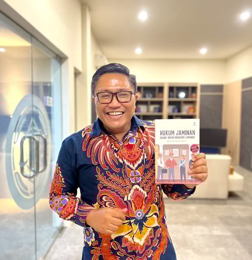 Anthonius Adhi Soedibyo dengan buku karangannya yang berjudul Hukum Jaminan