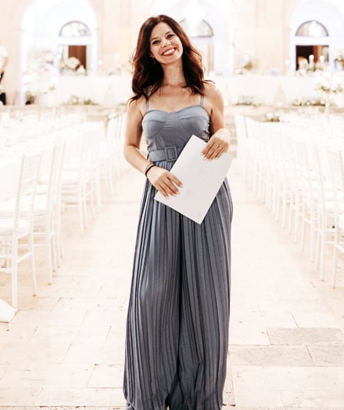 wedding planner con carta in mano