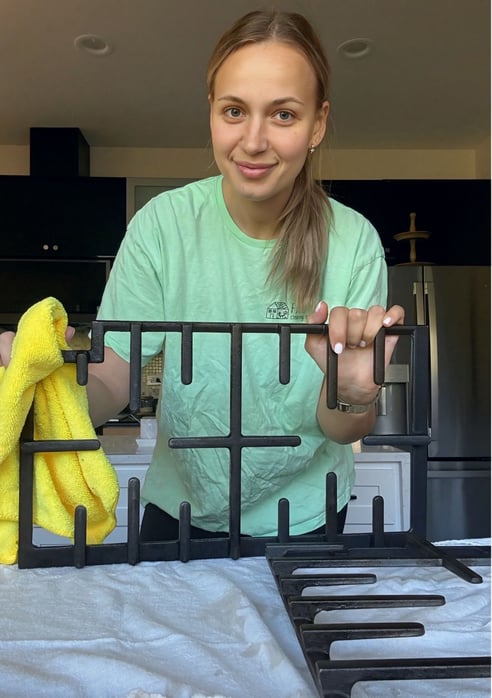 A professional cleaner thoroughly cleans the grill of stove