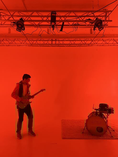 reni blu grabando videoclip de Otro Lado con Miguel Urdaneta