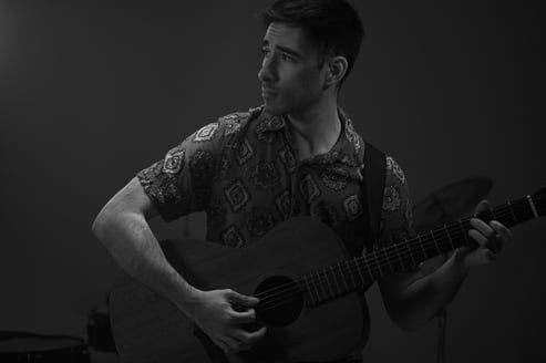 Miguel Urdaneta en videoclip de Otro Lado con guitarra acústica Tanglewood