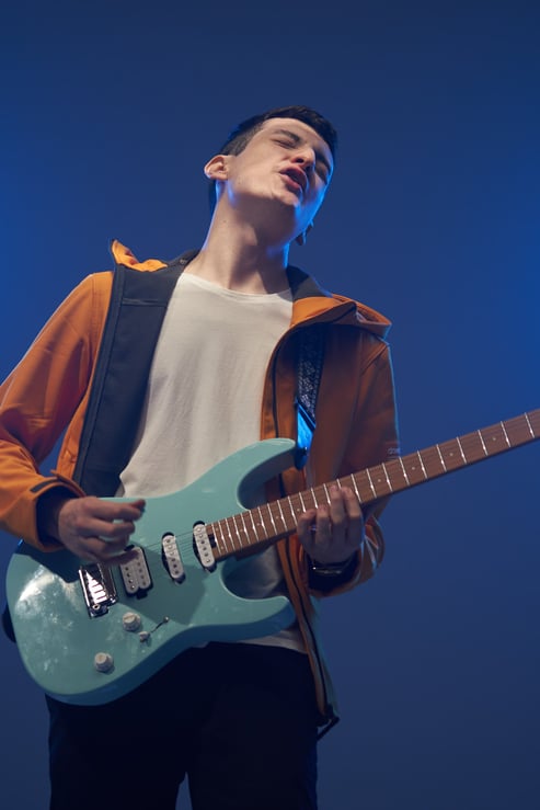 Reni Blu en video clip Otro Lado con guitarra Charvel