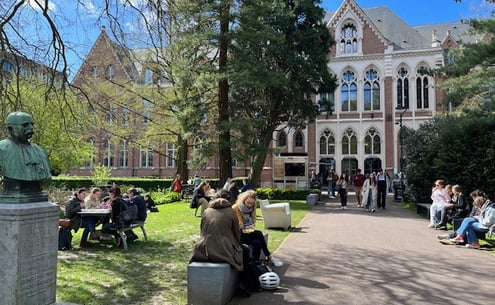 Photo de Magali Strassel représentant la façade et la cour de la faculté de médecine de Lille