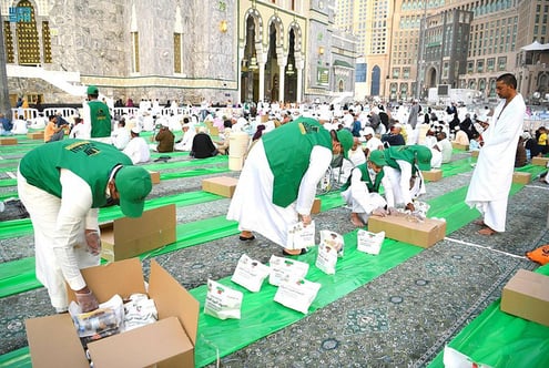 Distribution de repas aux pèlerins au Masjid Al-Haram au moment de la rupture du jeûne au Ramadan.