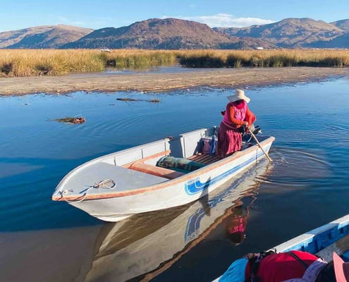 Péruvienne sur un bateau sur le lac Titicaca au Pérou.