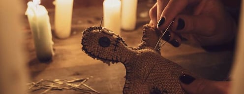 amarre con muñeco vudú con velas para recuperar a tu pareja