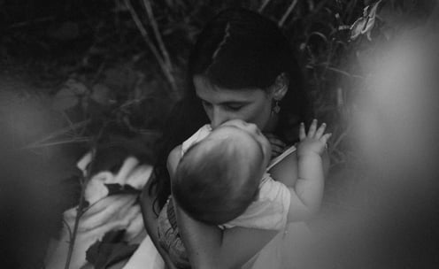 mère et son bébé, maman, câlin, tendresse