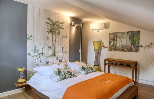 Chambre Gaia du mas L'Enclos du Soleil le Vent, grand gîte de charme en Drôme pour des vacances en famille ou entre amis