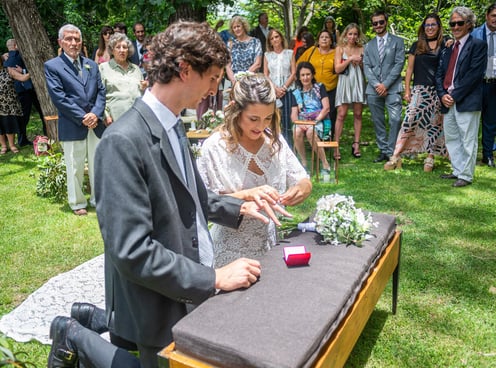 novia colocando el anillo al novio