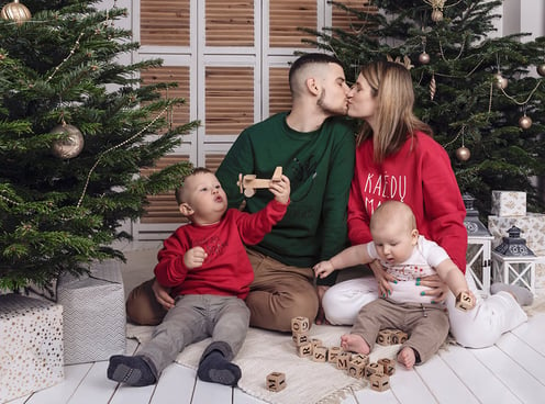 Kalėdinė šeimos fotosesija su kalėdiniais megztiniais