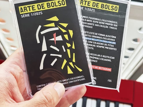 foto de uma mão segurando dois pacotes da série arte de bolso.