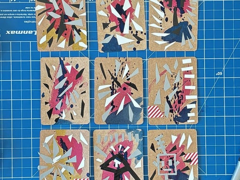 série inverno 25, nove peças em papel craft, ecoline e fitas adesivas, cada uma com aproximadamente 6,3 x 8,8 cm.