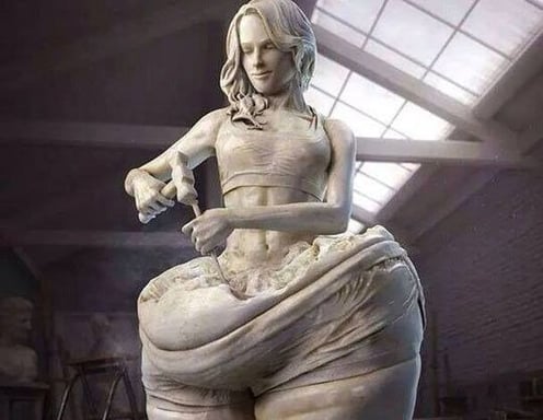 Escultura realista de mulher se esculpindo de dentro para fora, simbolizando transformação pessoal