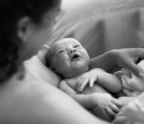 bébé avec sa maman qui pleure et qui fait un massage bébé