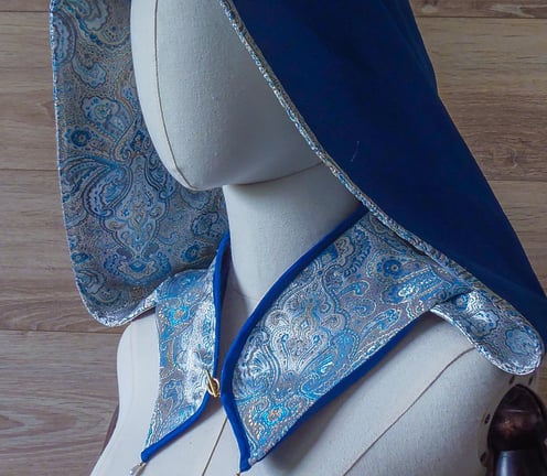 capuche bleue aux motifs royaux créée de façon artisanale
