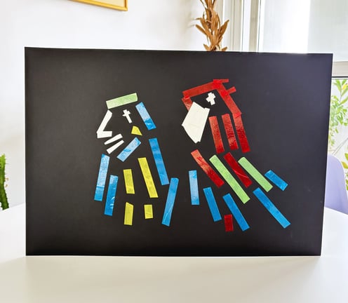 Imagem da obra de arte araras, o desenho de duas araras, uma vermelha e outra azul sobre fundo preto.