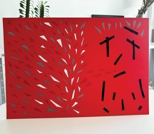 imagem da obra feita de fitas isolante de cores branca, prata, vermelha e preta sobre papel de fundo vermelho.
