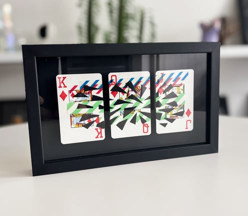 foto da arte contemporânea feita com fitas adesivas, seladora e washi tape sobre cartas de rei, rainha e valete de paus.