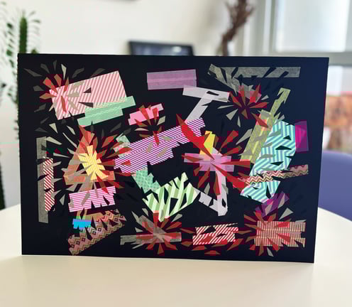 imagem da obra de arte contemporânea feita de fitas adesivas, washi tape e fita isolante sobre fundo preto.