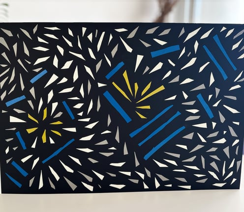 arte contemporânea de fitas isolante azul, prata, branca e amarela sobre papel preto.