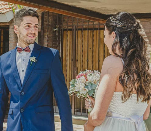 novio viendo a la novia por primera vez fotografia de casamientos