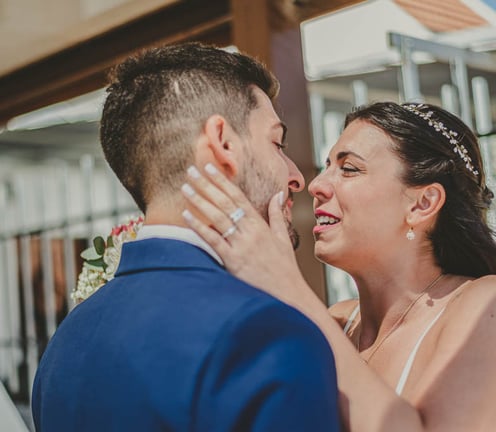 novios besándose fotografia de casamientos