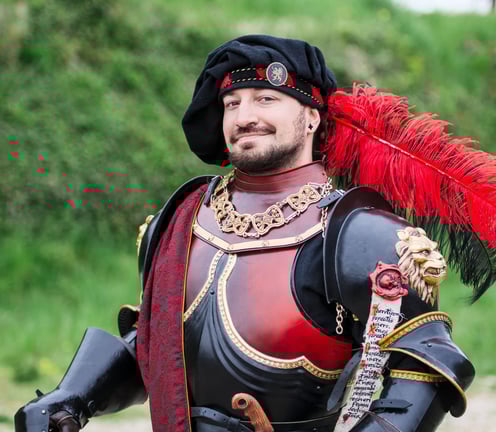 étole de noble faite main portée par un chevalier de fantasy