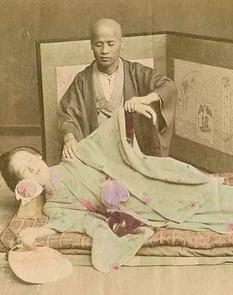 Séance de Shiatsu sur futon (photo historique Japon)