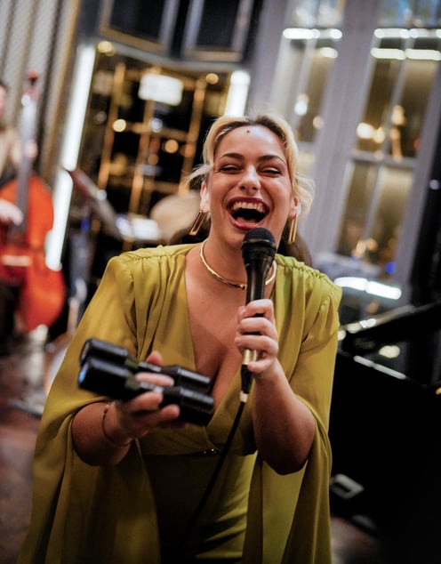 Elegant jazz singer Alba Santos performing live bossa nova at Kempinsky Five Star Hotel