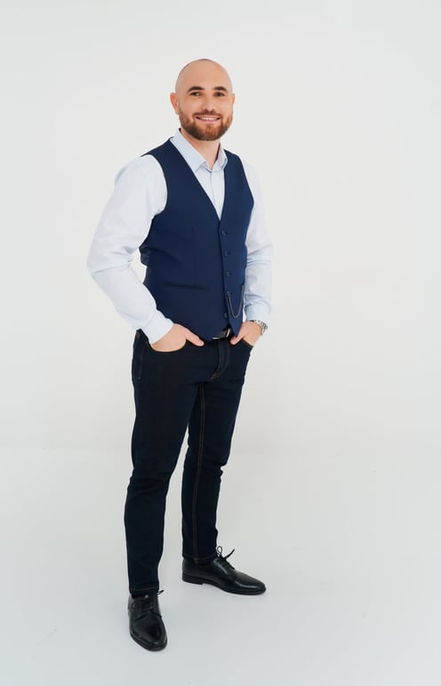 un homme en gilet et cravate avec gilet de costume bleu